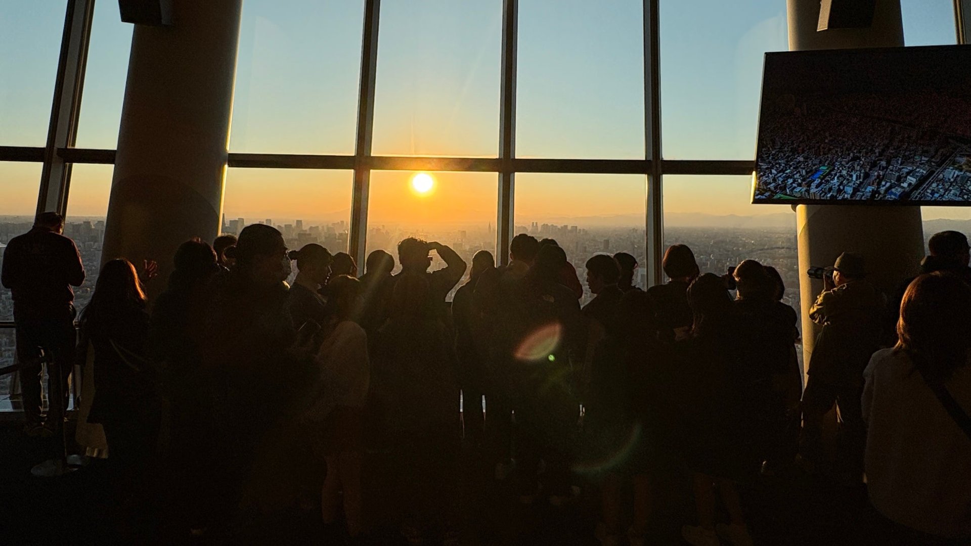 由東京晴空塔天望Deck望出去嘅「ダイヤモンド富士」，太陽日落瞬間同富士山頂重疊