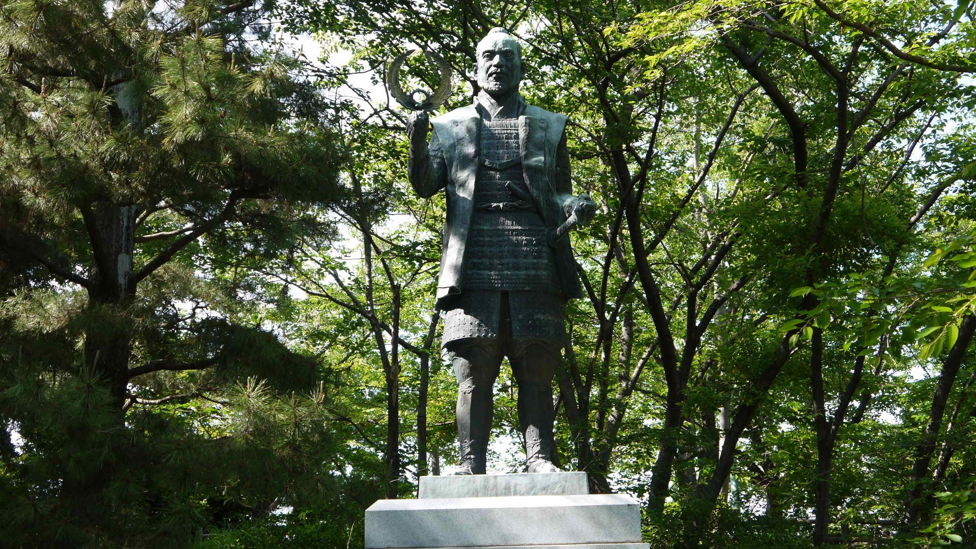 浜松城公園嘅露天市集，攤位、廚房車同巨型扭蛋排成一列，秋日，人群喺攤位之間穿行了（faces not visible）