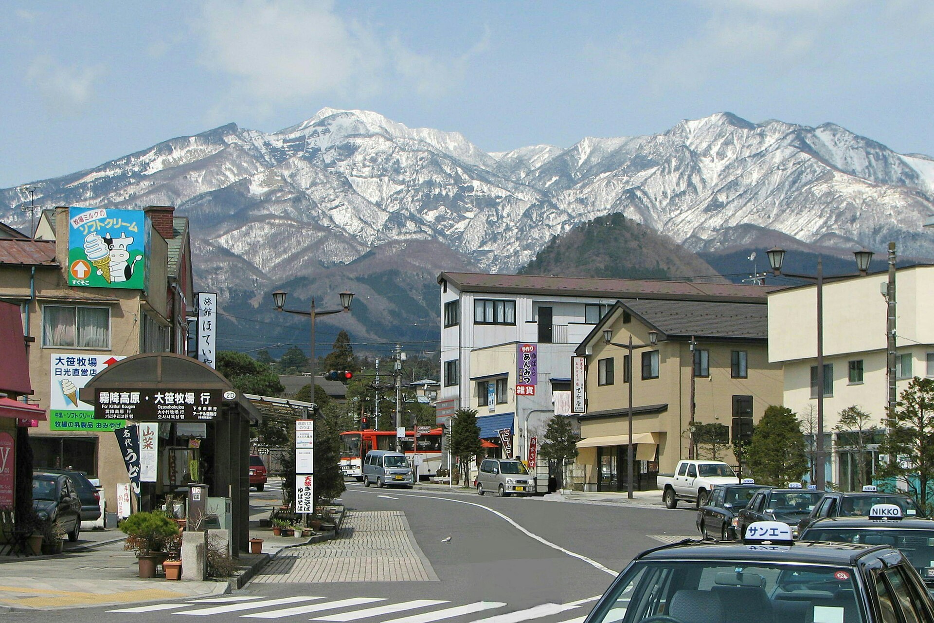 日本秋季紅葉山林步道，遠處可見一隻黑熊身影