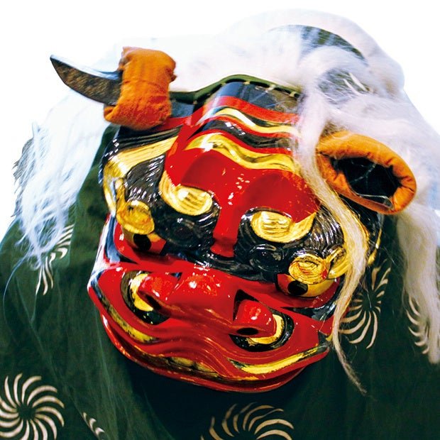 獅子舞喺宴會廳內巡場，為客位祈願新年平安。