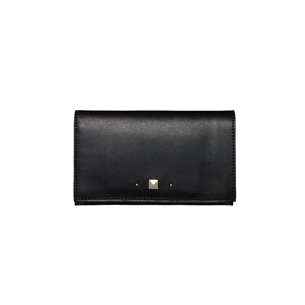 IL BISONTE STUDS COLLECTION Medium Wallet（¥75,900），黑色皮革配銀色鎳釘