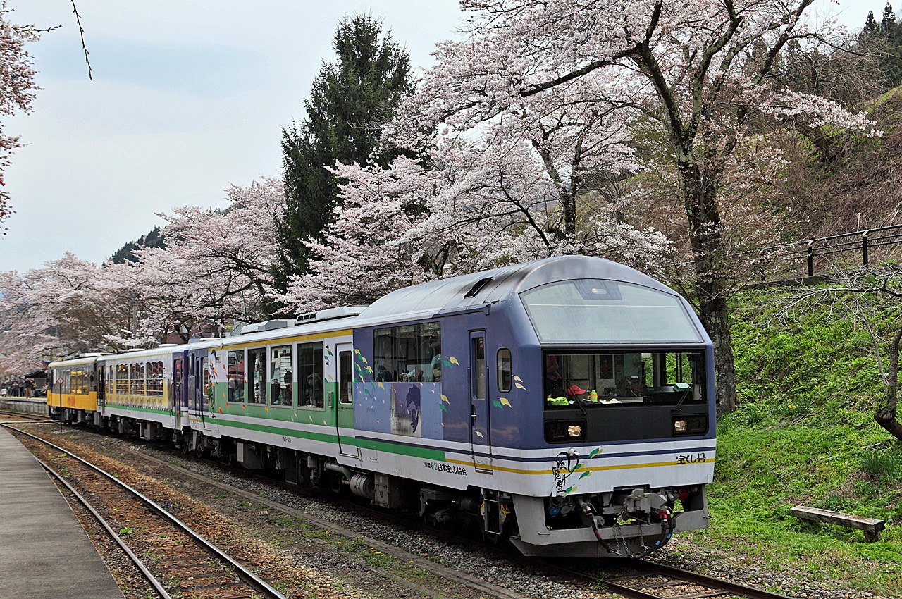 會津鐵道沿線風景：AT-500型柴油車穿行奧會津峽谷