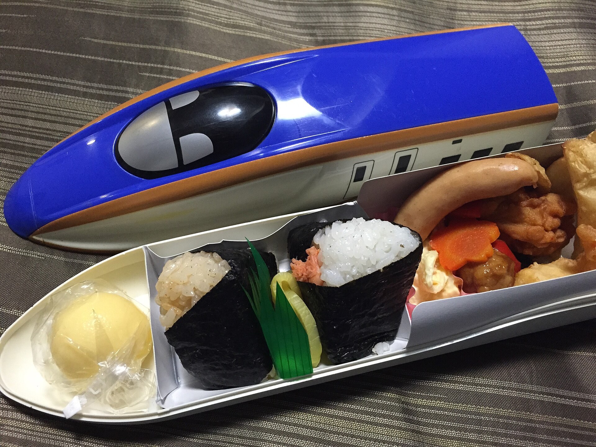 Kawaii Ekiben 車上餐盒内容，包黑米飯、三文魚鹽燒、炸出豆腐、南瓜沙律、出汁玉子燒等