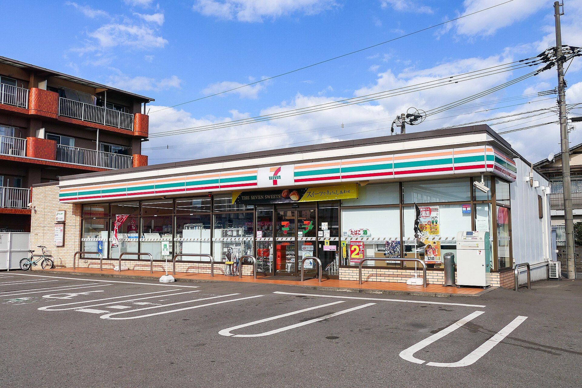 日本便利店收銀台嘅關東煮鍋，白蘿蔔同雞蛋浸喺熱湯入面