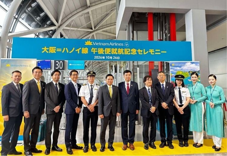 越南海空大阪—河內航線首航紀念儀式現場,出席者包括越南海空日本地區總經理、駐大阪越南總領事及關西機場代表