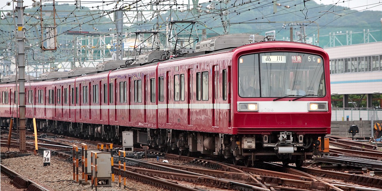 以京急2000形電車為主題嘅酒店客室，設實物駕駛台、原車座椅及床鋪