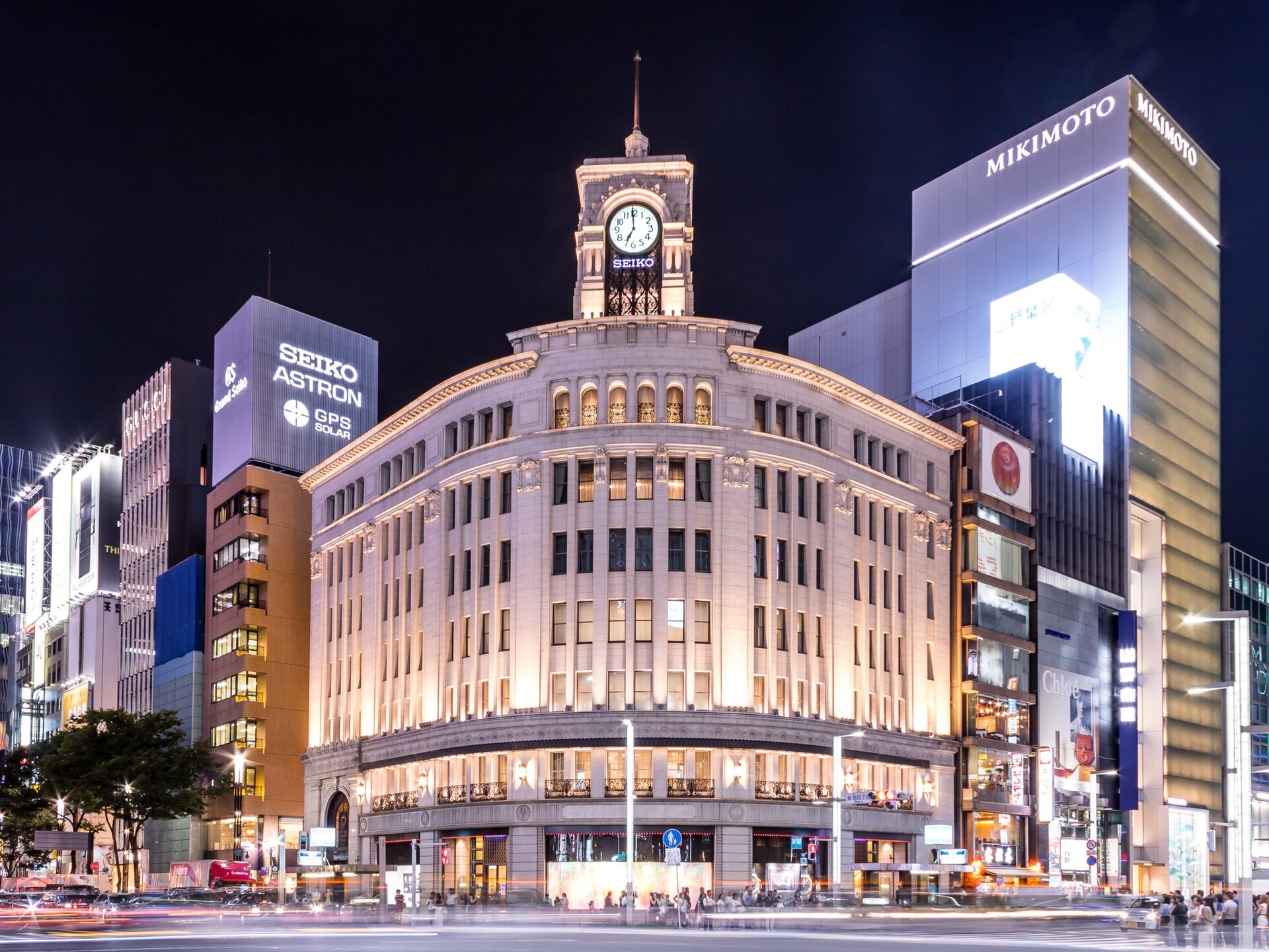 東京銀座博品館劇場的劇院入口,門口無人的夜間外景