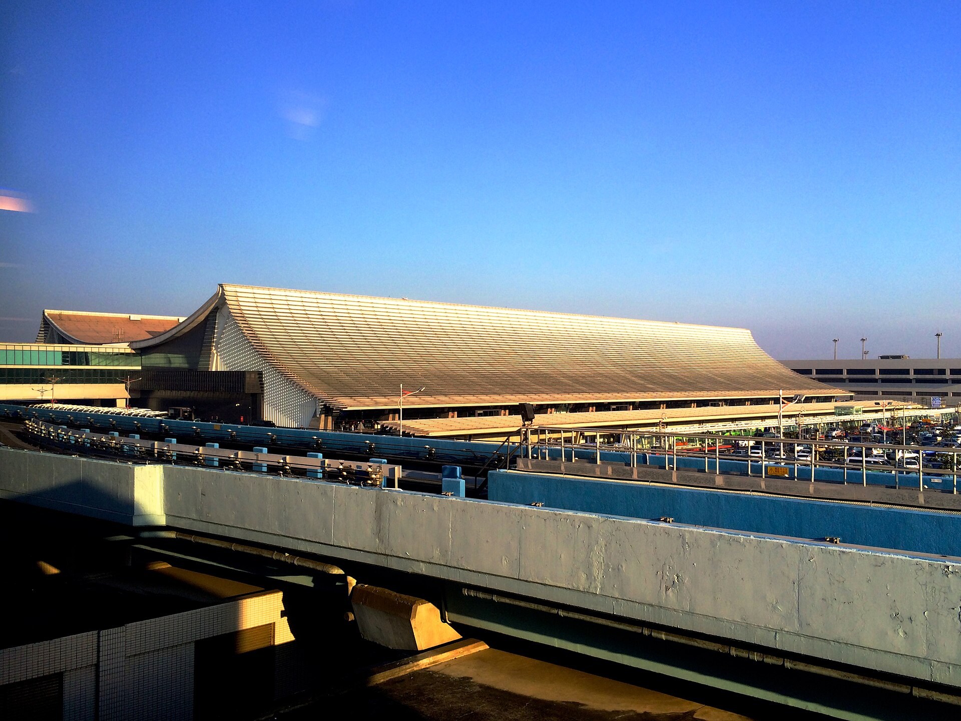 日本同中國嘅飛機喺對面機場跑道,象徵東京—台北航線。