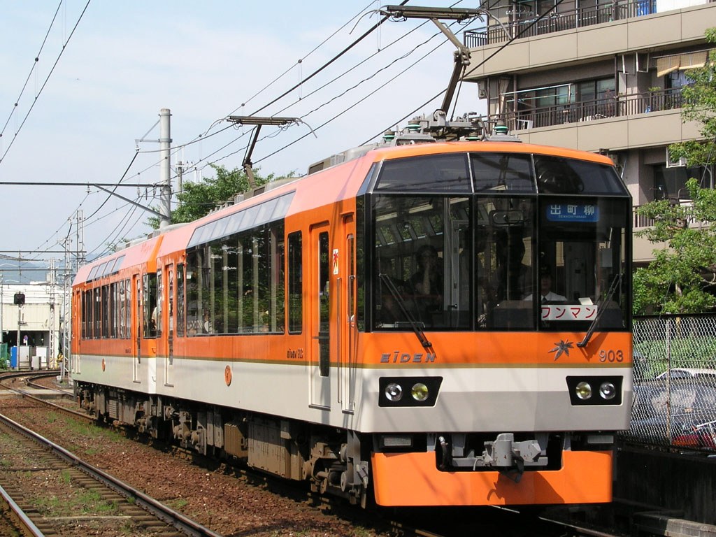 叡山電鐵車廂內景，座椅同車窗外嘅山林景色