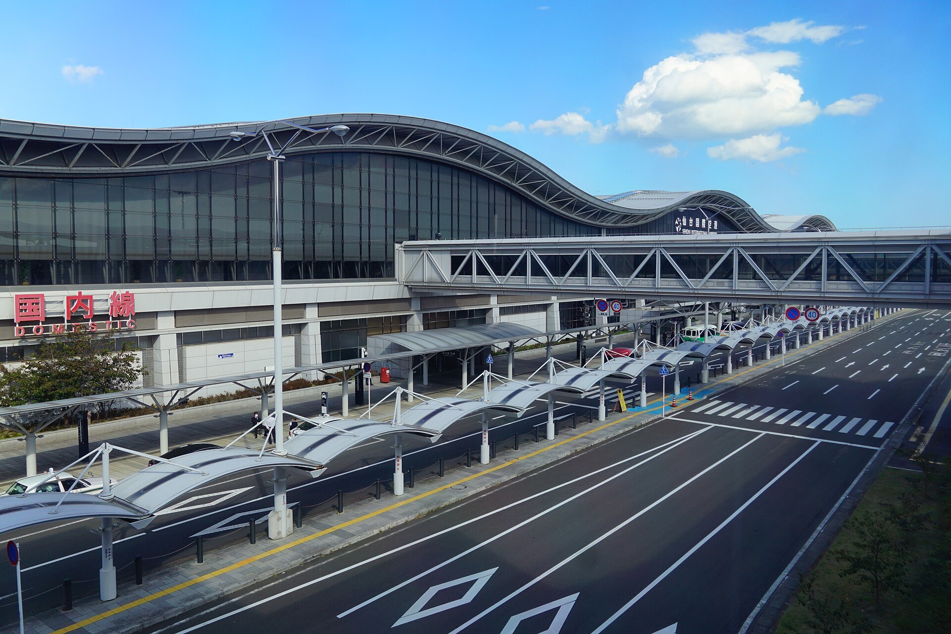 仙台機場嘅小型客機停在跑道旁,背景係日本山景