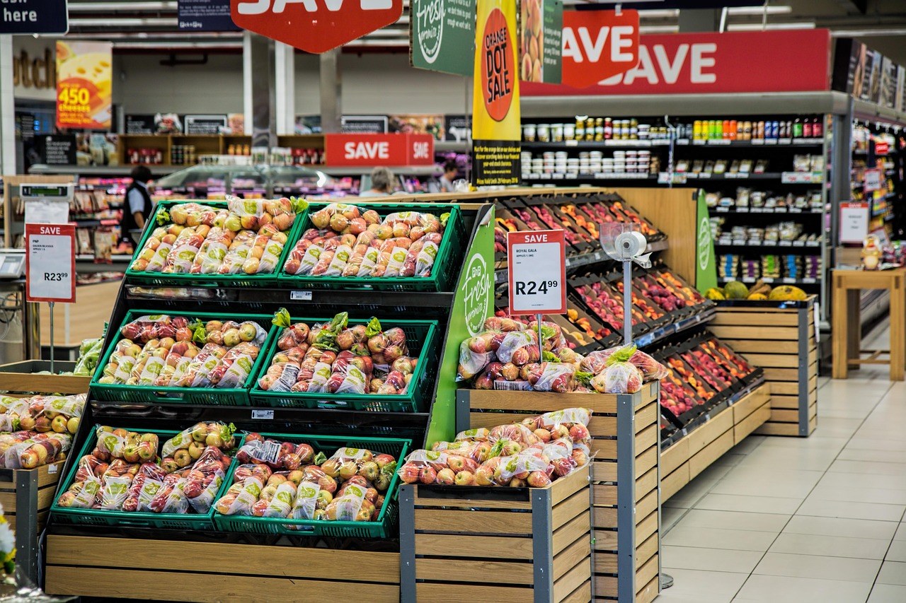 日本零售店（KALDI）貨架擺滿零食同咖啡豆產品