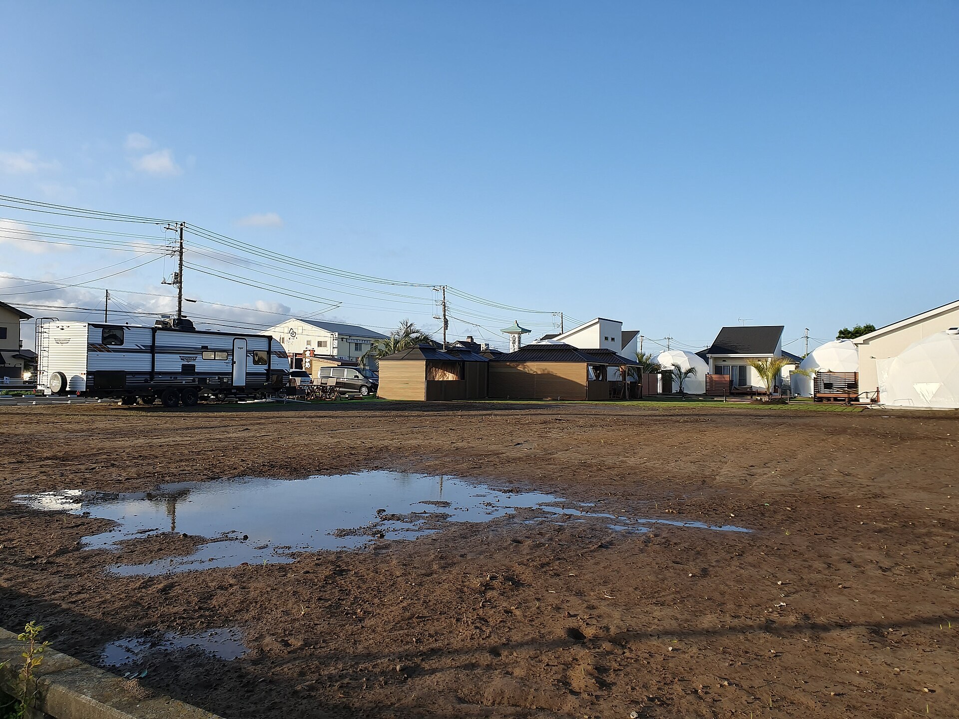 大阪茨木水壩公園「風の丘」體驗型營地,9頂大帳篷分佈喺綠地上,中央有圓形草地廣場