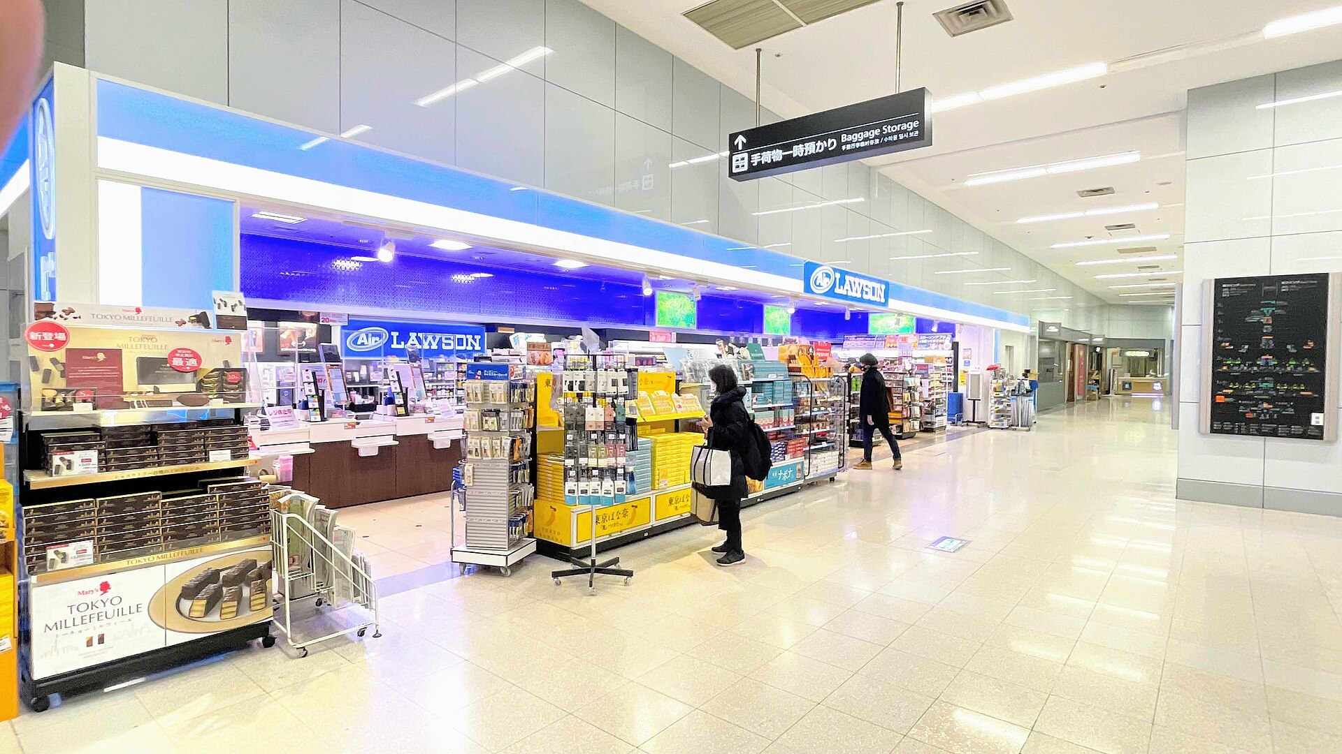 羽田機場第一航站樓北翼新裝修嘅 JAL 國內線 lounge 內部，設有工作區、休憩區同餐飲區