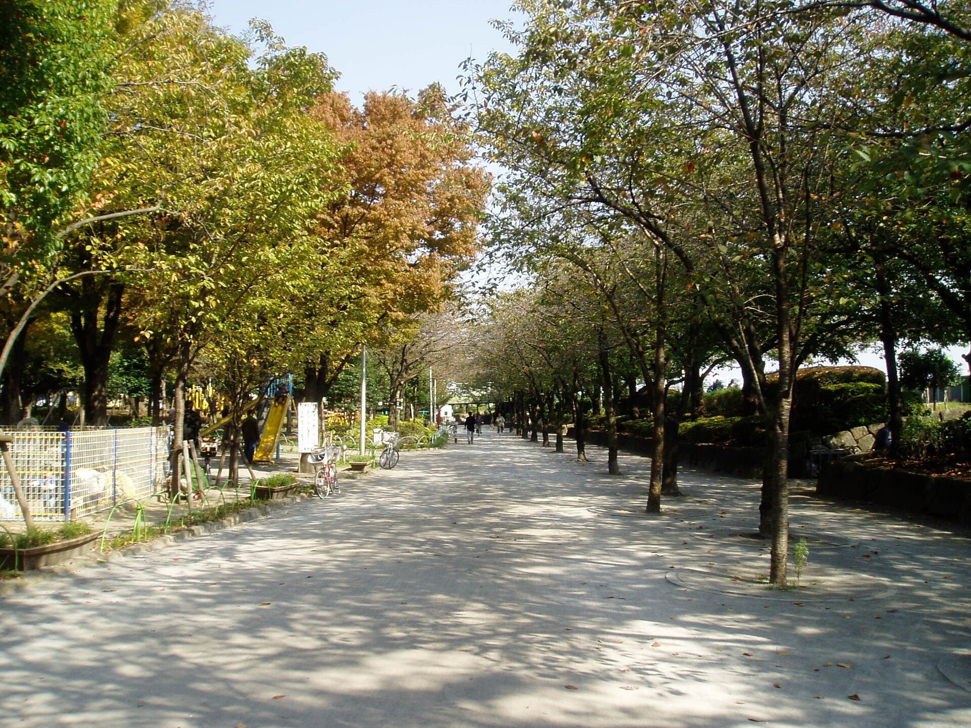 東京公園內嘅萬聖節親子市集,攤位同扮裝人群