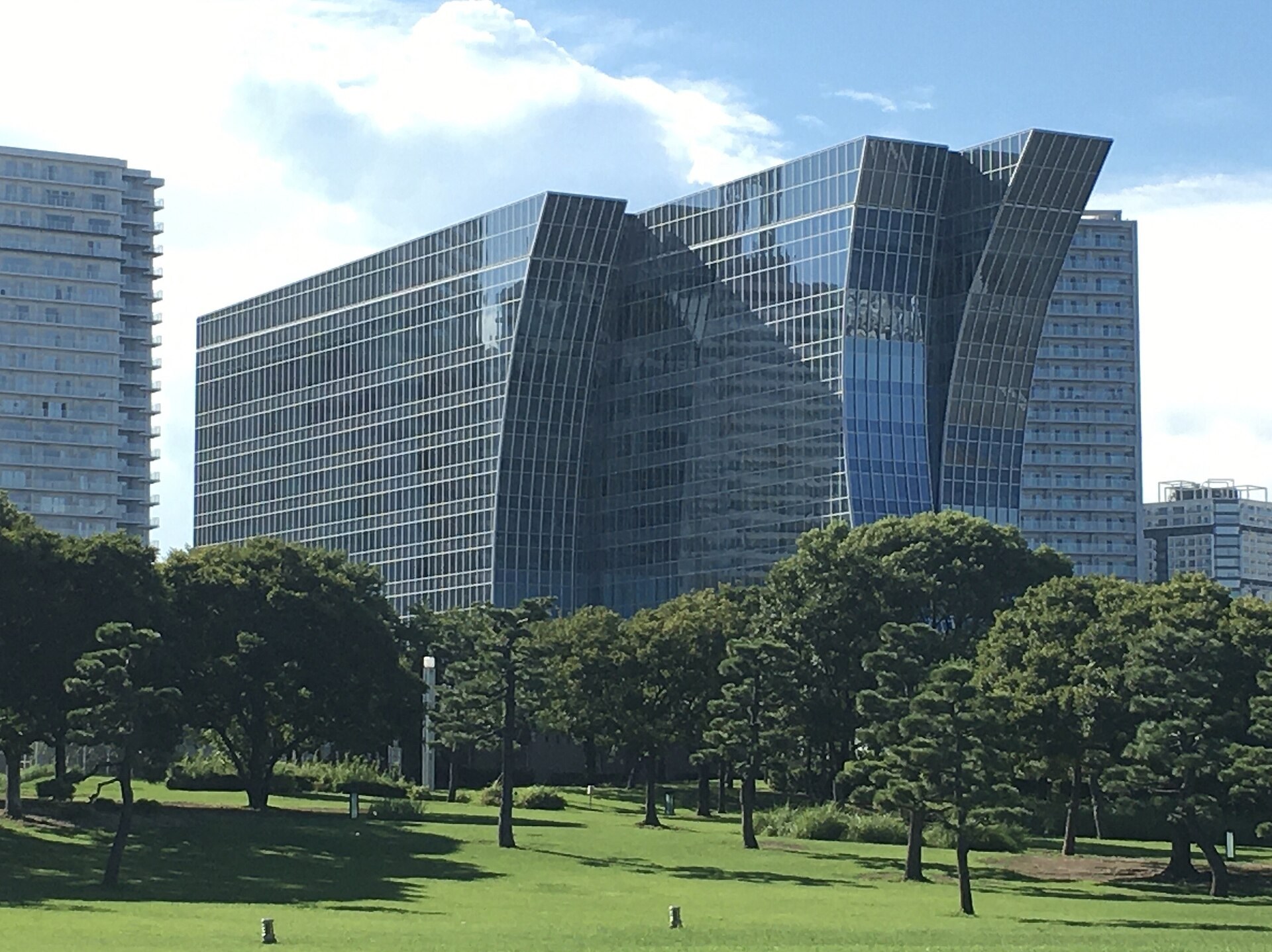 晩間亮燈嘅日本高檔酒店外觀