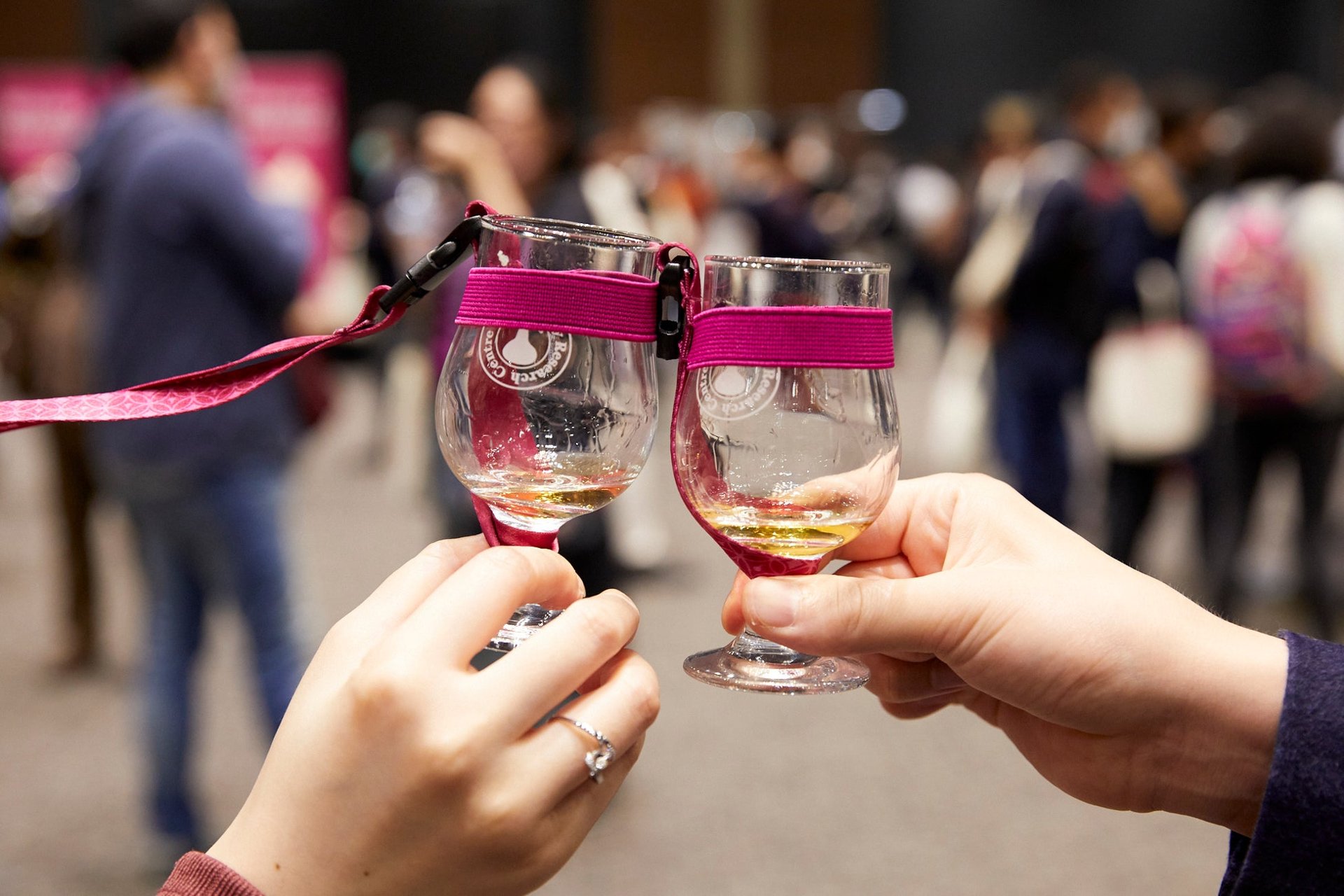 Whisky & Spirits Festival 2027 in 橫濱 宣傳圖片，展示會場佈置及蒸餾酒試飲區