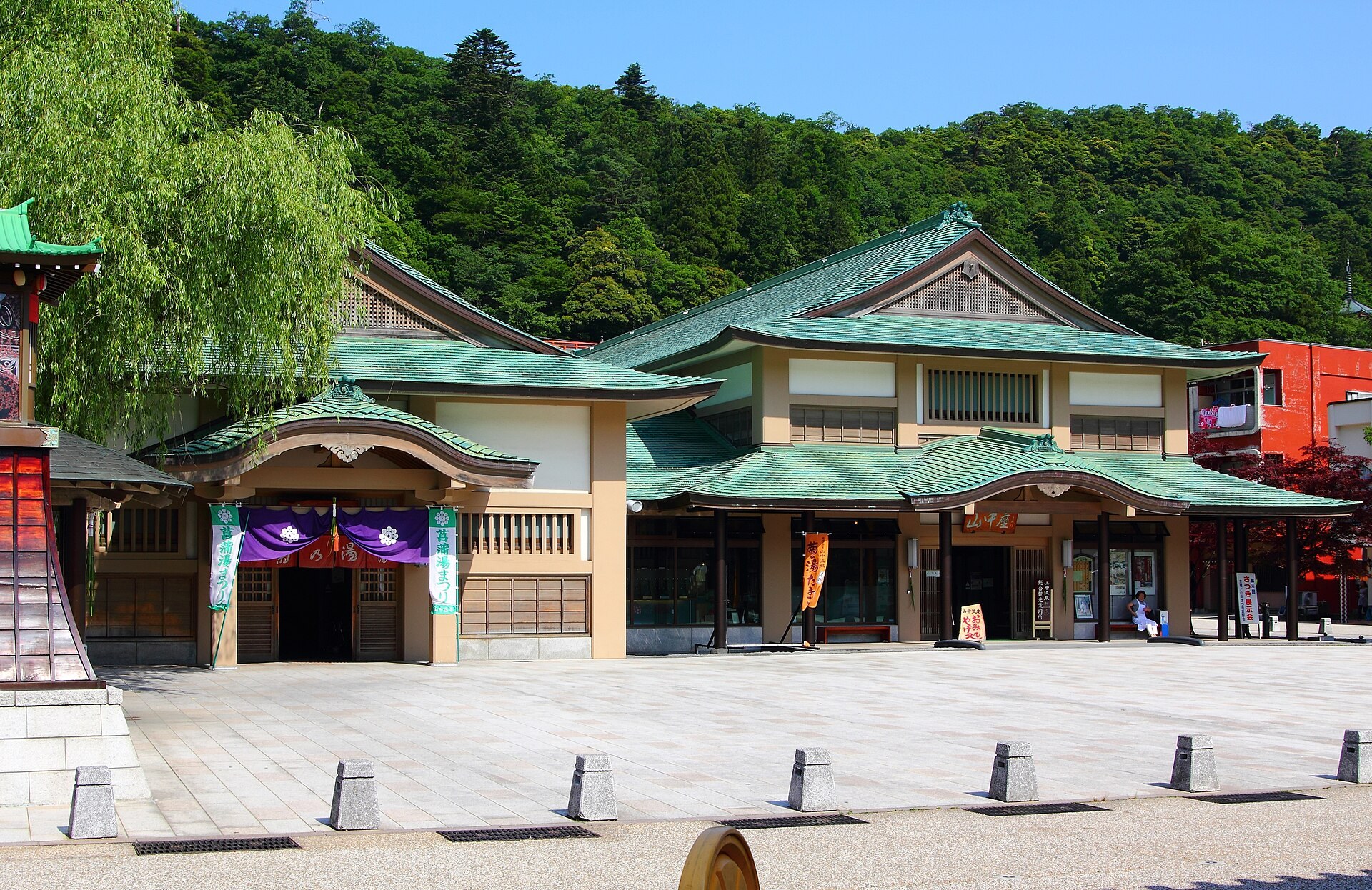 石川縣山中温泉旅館「かがり吉祥亭」秋季庭院，楓葉紛飛，溫泉蒸汽裊裊