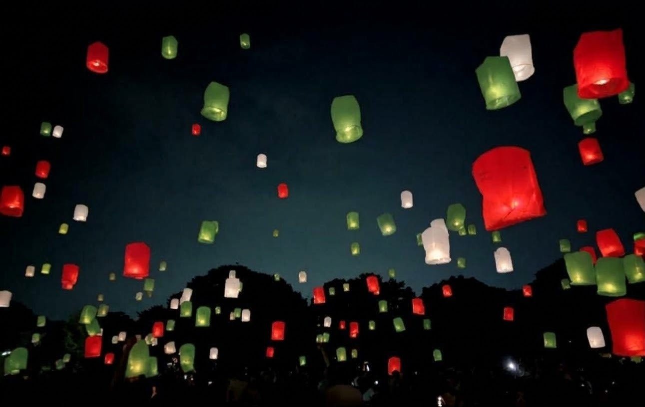 聖誕顏色嘅紅、綠、白LED燈籠喺夜空升起