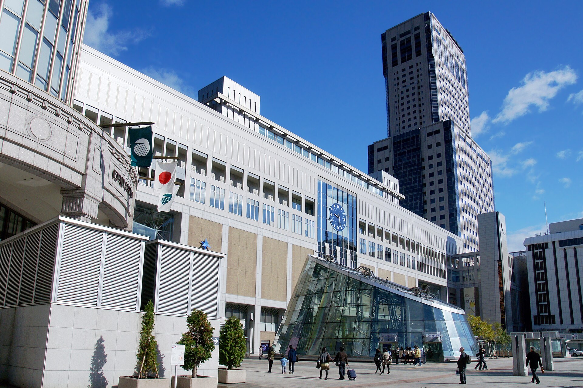 札幌市中心街景，中景係赤レンガ庁舎（北海道庁舊本庁舎），背景有現代高層建築。