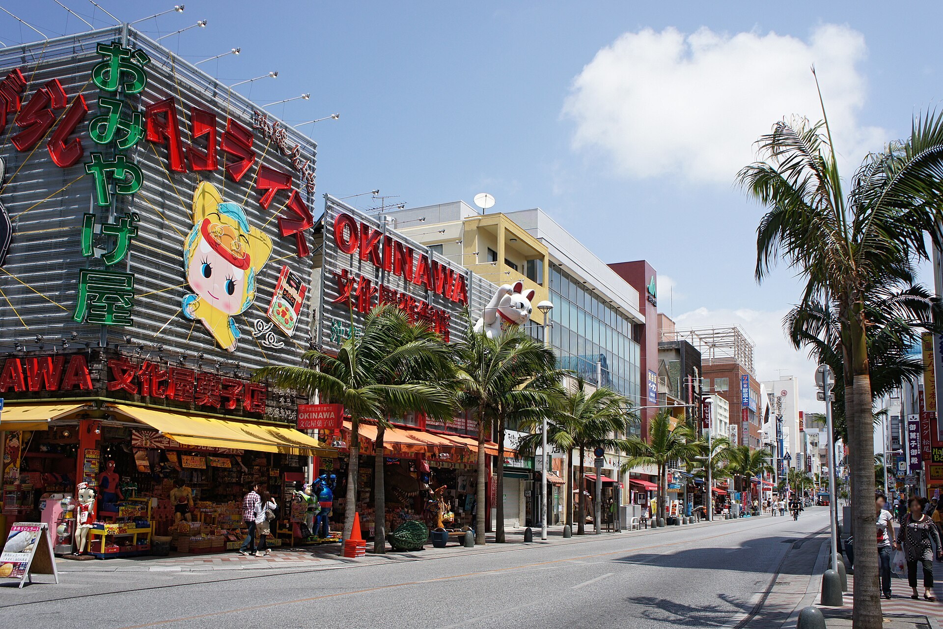 一家新開幕嘅墨西哥主題餐廳店面，外有招牌，街道環境，無人。