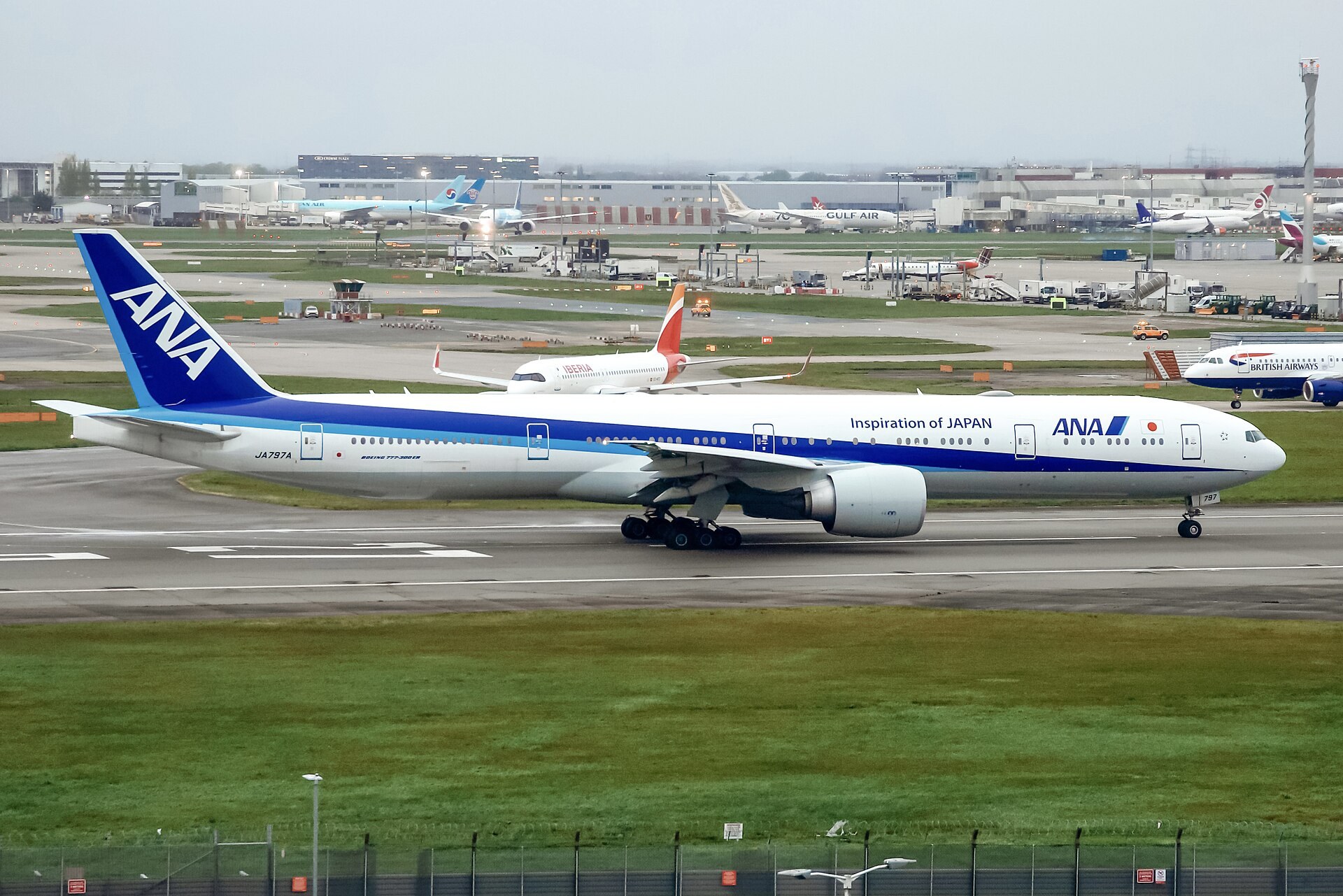 一架ANA塗裝客機停泊喺日本機場，背景係晴朗天空。