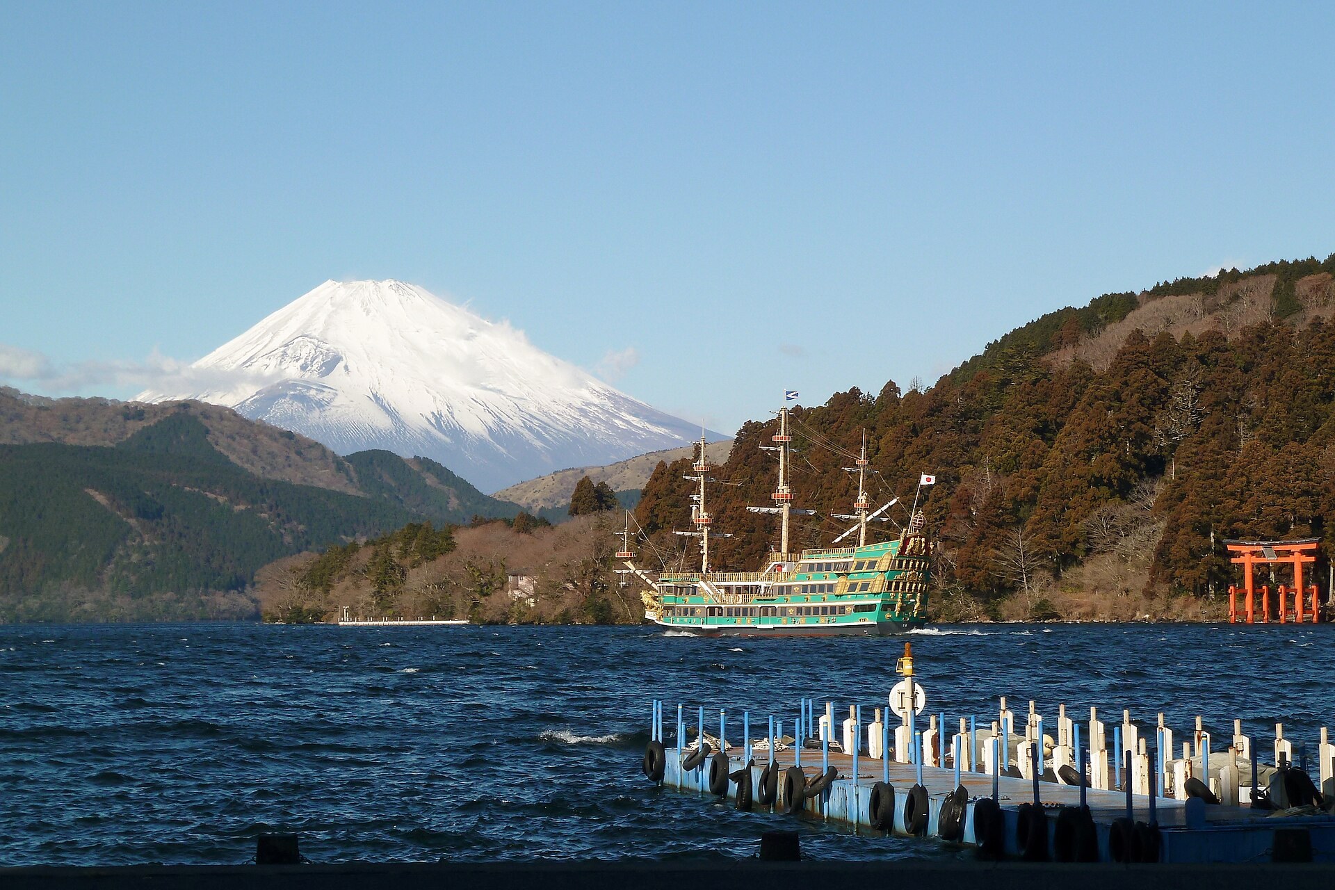 箱根山區登山道旁，工作人員進行路面補修作業