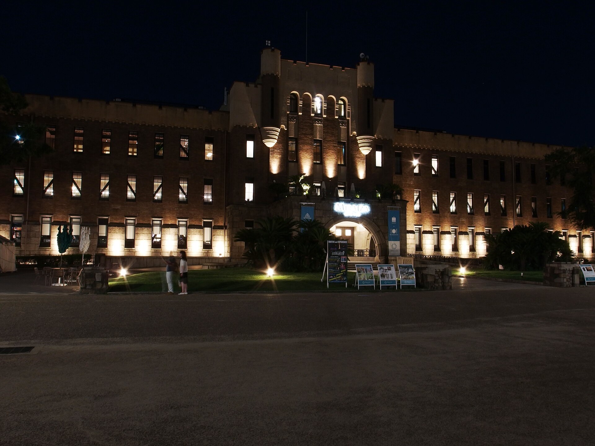 傳統日式餐廳內,一人一鍋和牛すき焼き,桌面擺有清湯、生魚片前菜及季節甜品