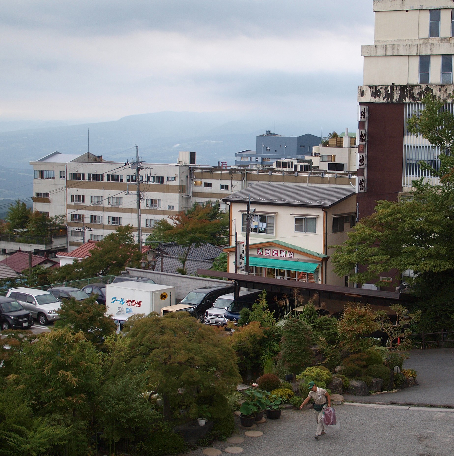 伊香保温泉街嘅石段街：長長石階沿山而建，兩旁係老字號溫泉旅館。