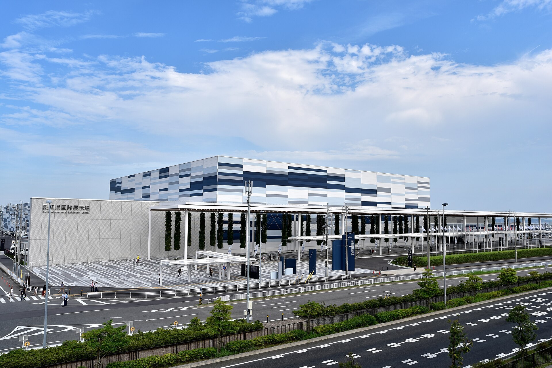 Aichi Sky Expo 展示場嘅大型戶外生活展會，多個展攤結集