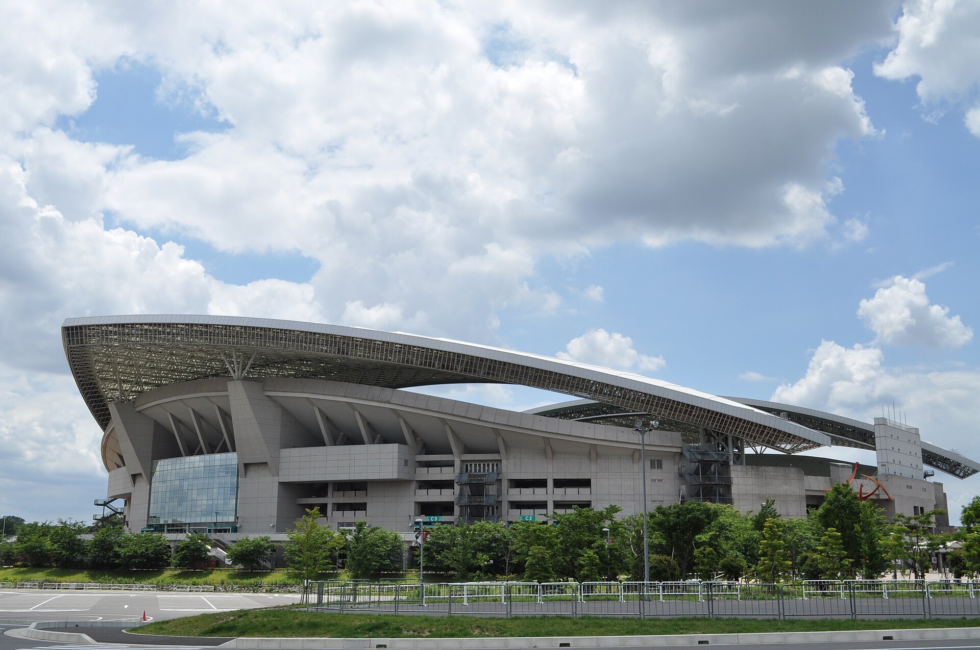 埼玉キャンピングカーフェア2026露天場地,多輛露營車並排展示,背景見埼玉スタジアム