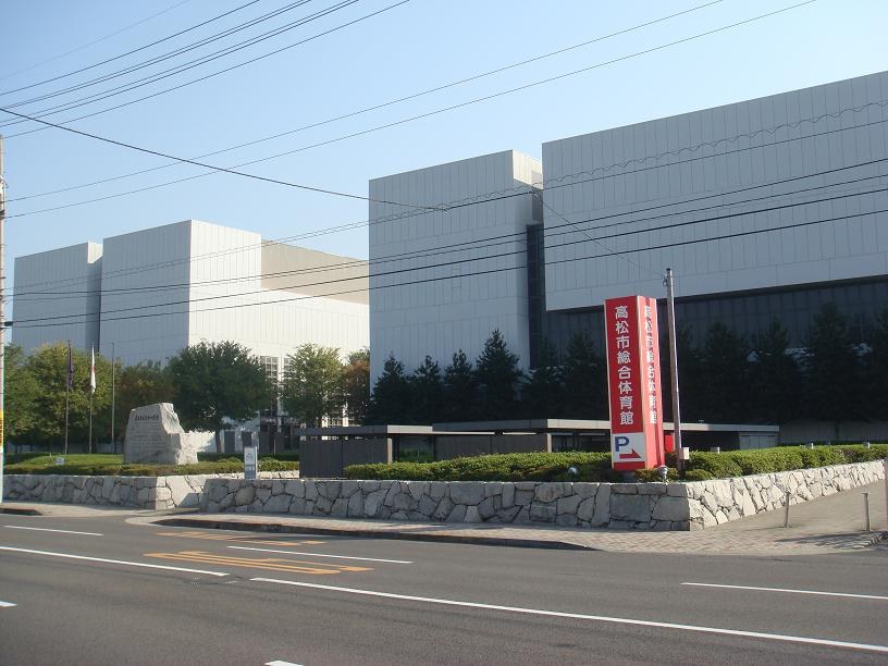 香川県高松市嘅瀬戸内海海岸同讃岐山脈，前景有現代酒店建築