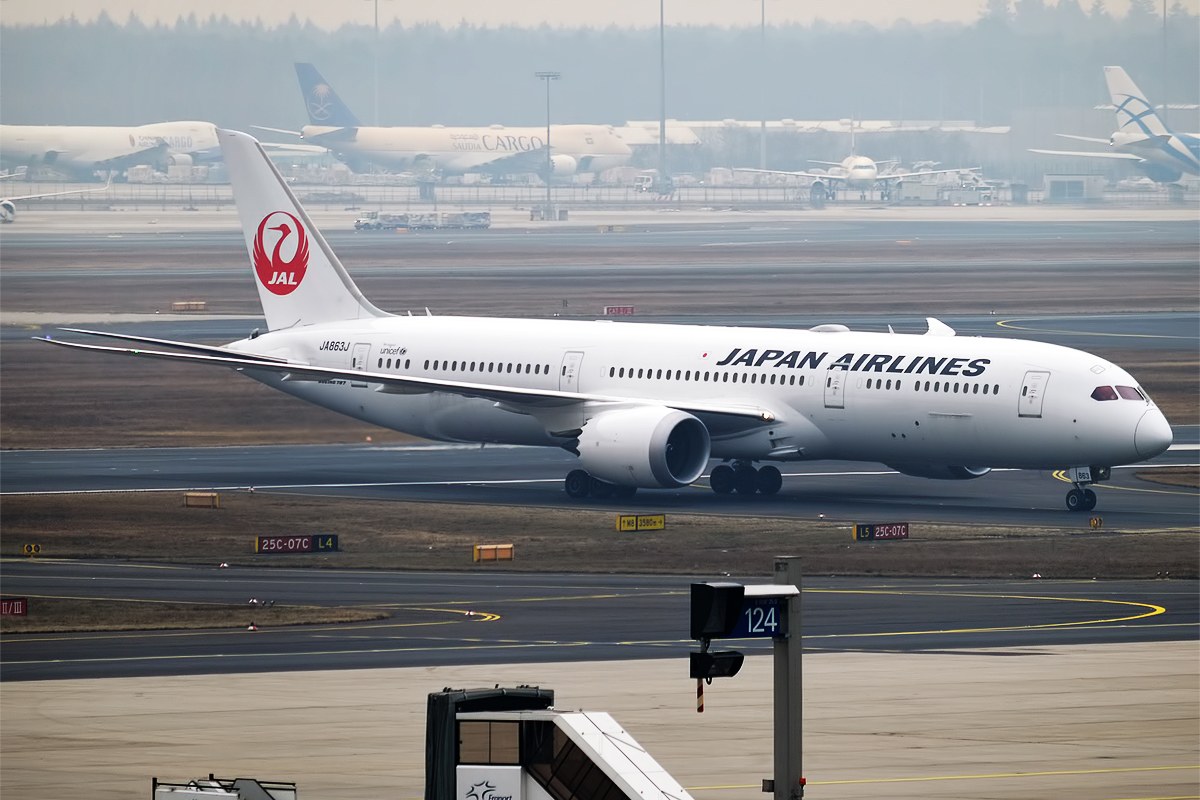 日本航空客機停泊喺機場門外
