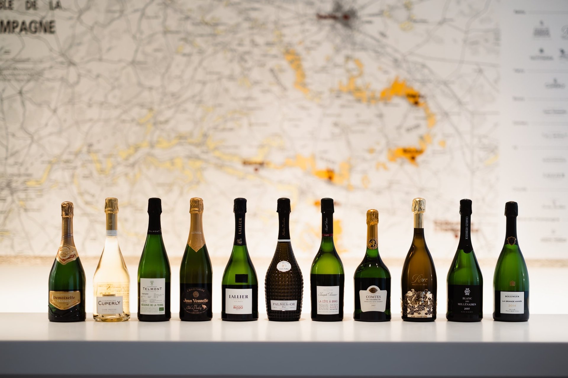Cuvée J2 酒店 11 間香檳酒莊嘅香檳展示