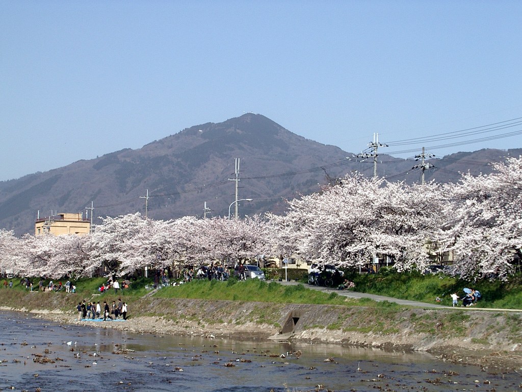 比叡山頂俯瞰琵琶湖，森林山脈延伸至湖面