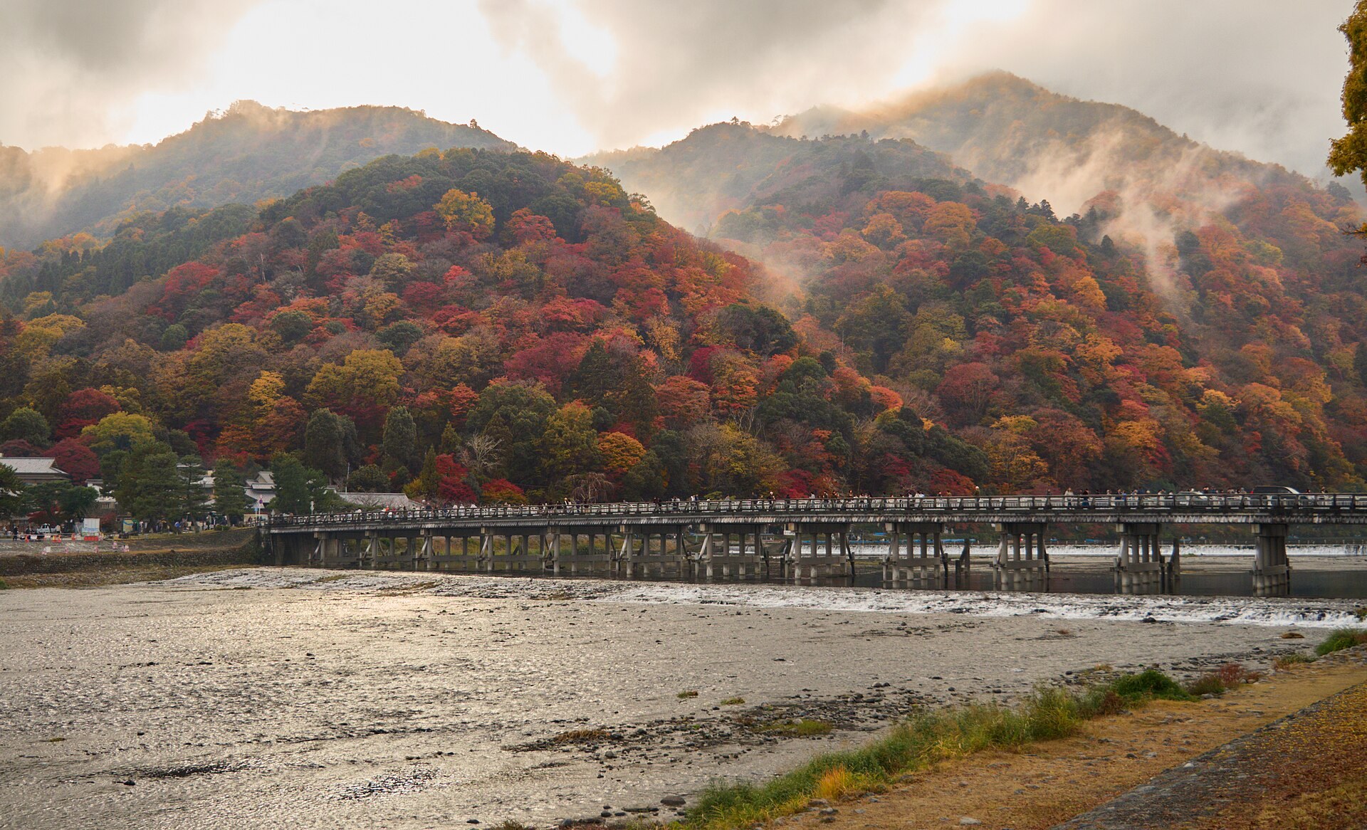 京都叡山電鉄沿線秋色風景,遠處山峰泛紅,鐵軌延伸至山谷