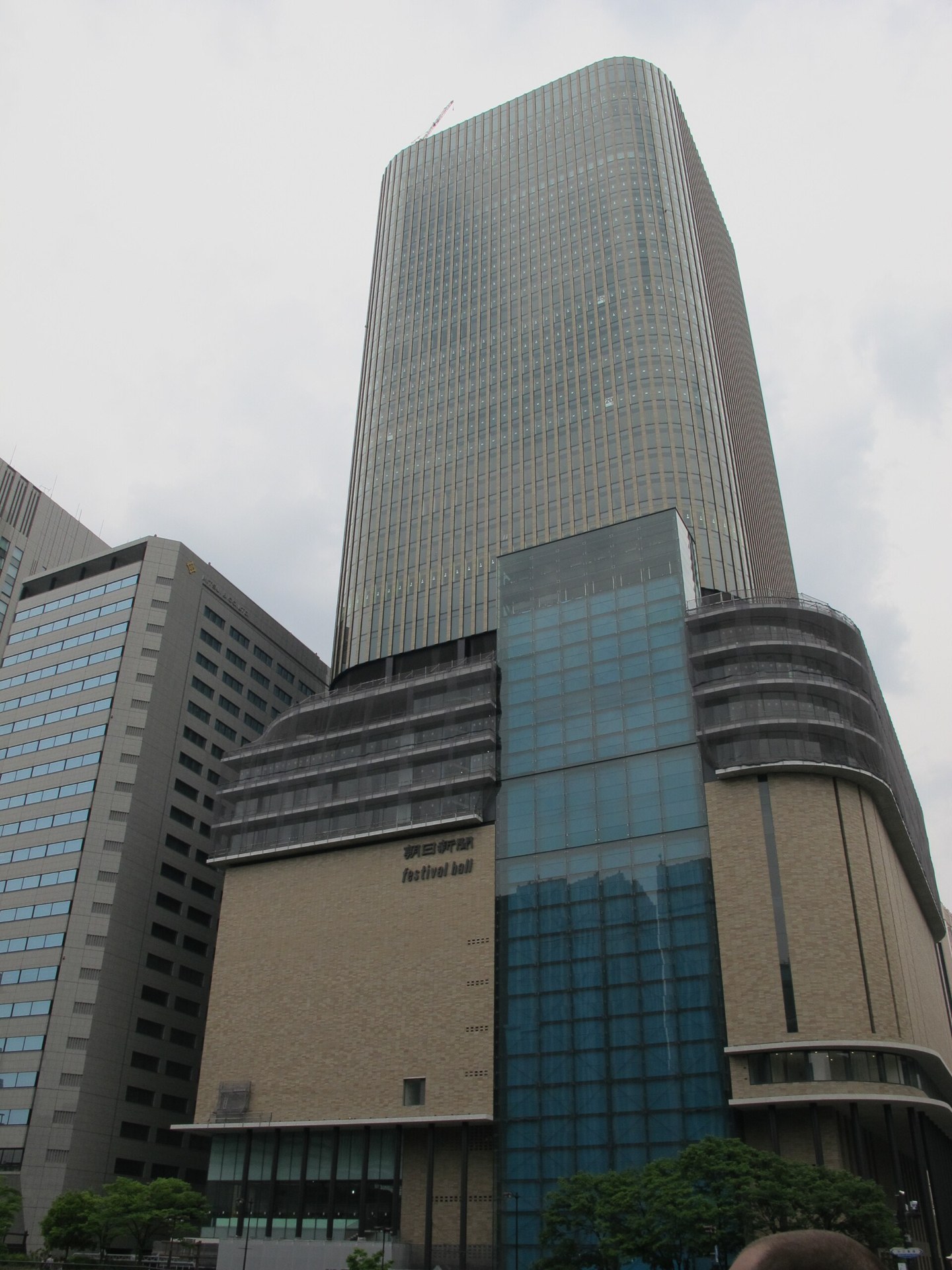 フェスティバルホール(大阪市北區中之島)嘅大廳,舞台上有鋼琴同交響樂團