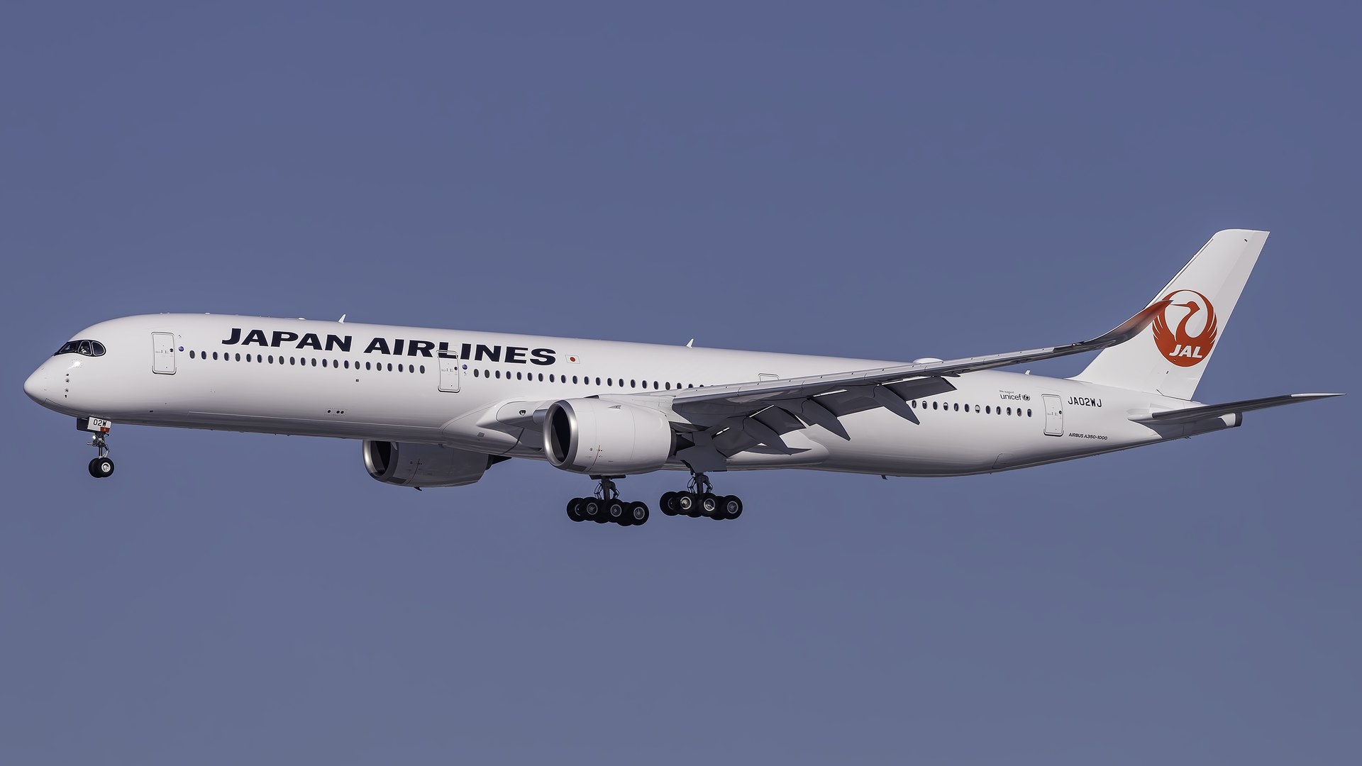 一架全日空客機喺機坪滑行，遠景，機身不清晰，無文字無Logo