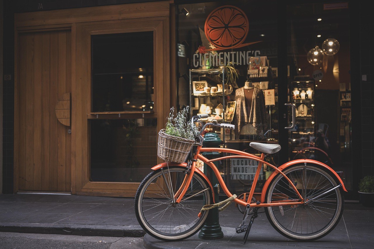 Brompton 折疊自行車停喺千葉流山 CYCLO DONUTS 店外