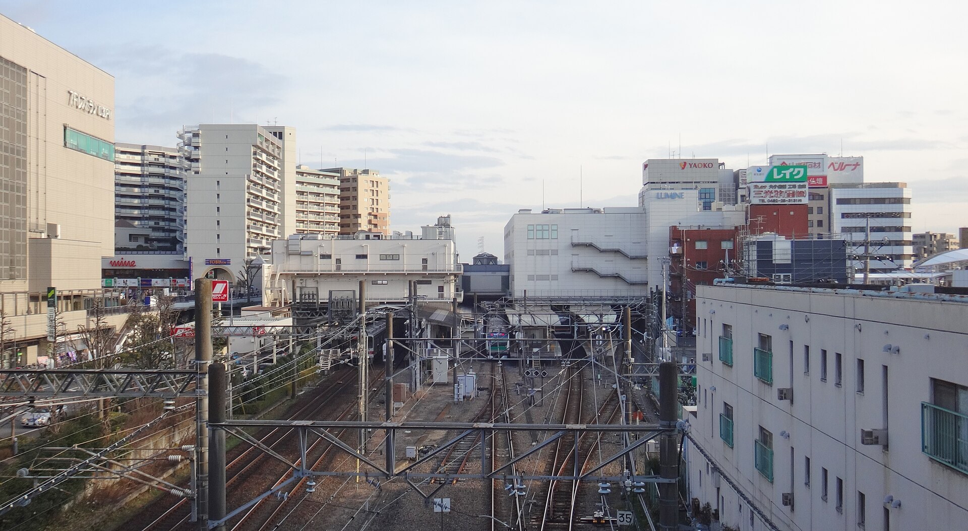 川越蔵造り老街（新富町商店街）街景，古舊土蔵建築兩側，行人步行