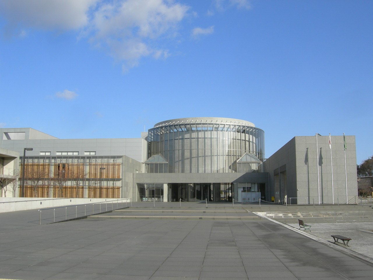 東北歷史博物館工芸展展示廳,陳列陶器、金工同蕾絲工艺品