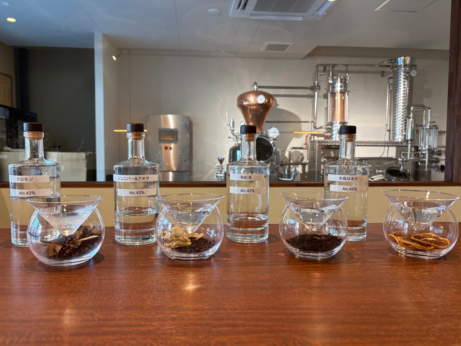 Little Flower Distillery 蒸留所內，顧客在銅製蒸留機前進行自調琴酒 Blend 體驗