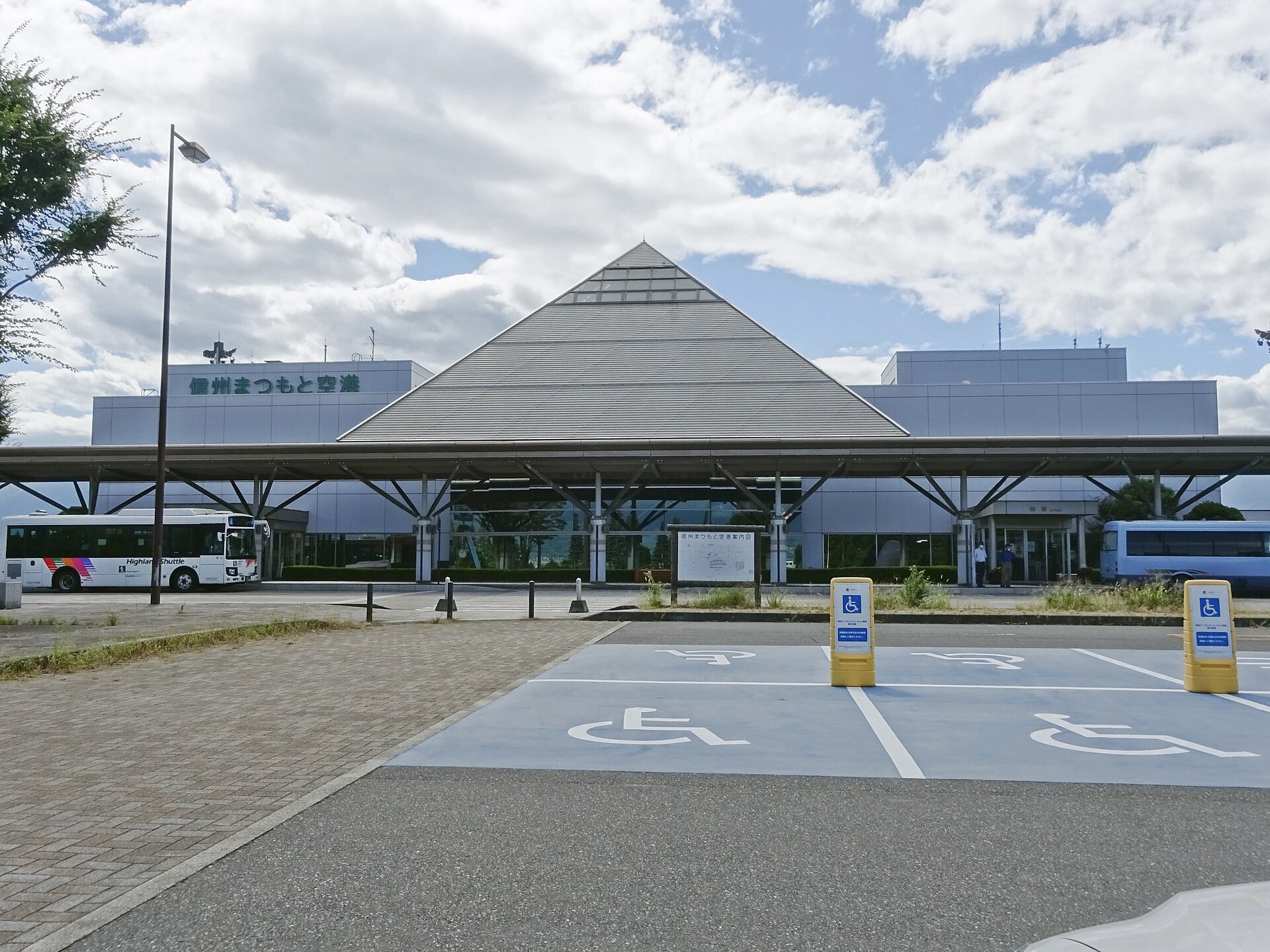 松本機場起降嘅 Embraer E170/E175 民航機，機身有 Fujidream Airlines 客機塗裝，背景係山脈