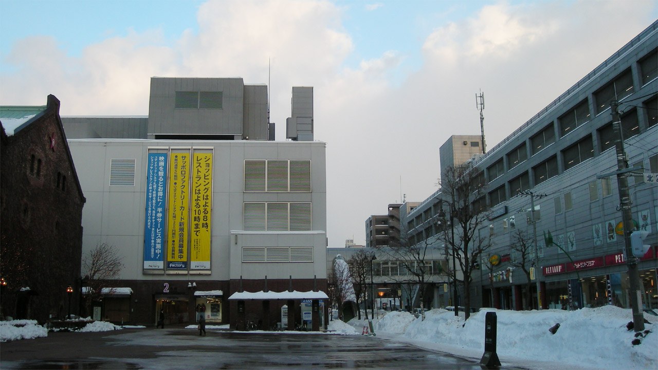 札幌 Sapporo Factory 內嘅 NANGA 直營店，木與泥土素材配工業結構嘅店面，售賣羽絨外套同戶外用品。