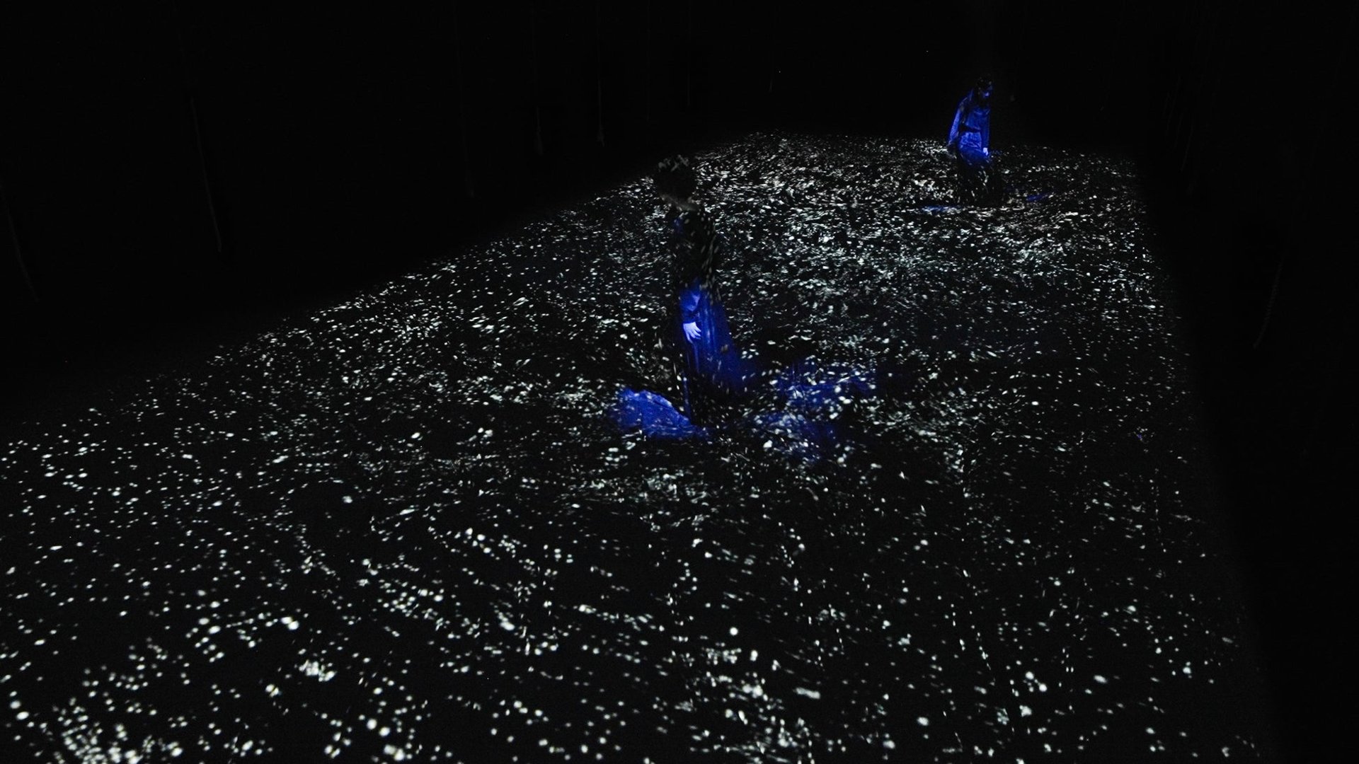 teamLab Planets《Body of Waves》（波の塊）實景照：巨大變形雕塑，光沿表面流下