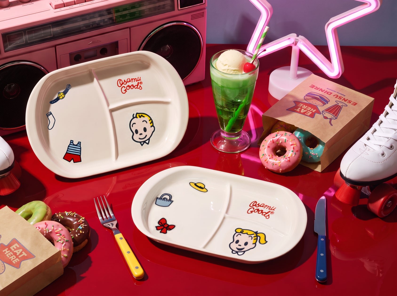 HASAMI × OSAMU GOODS 50週年限定 plate,Red 同 Mustard 兩色,9個 OSAMU GOODS 角色印喺同一隻盤