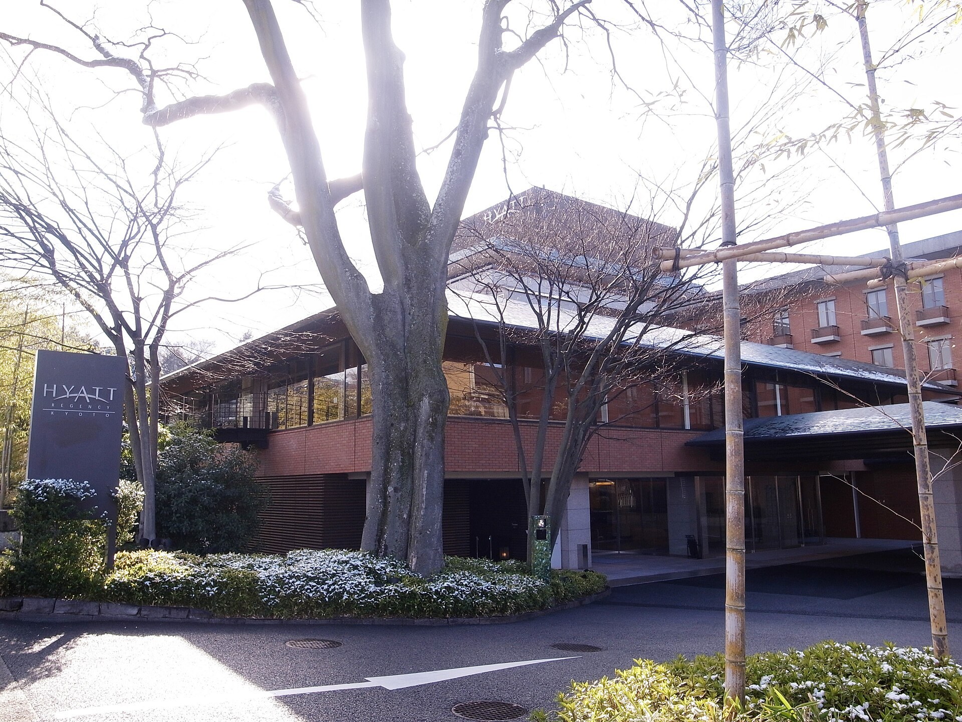 京都凱悅酒店秋季下午茶自助餐擺設示意圖，包括蒙布朗、和菓子同鹹點