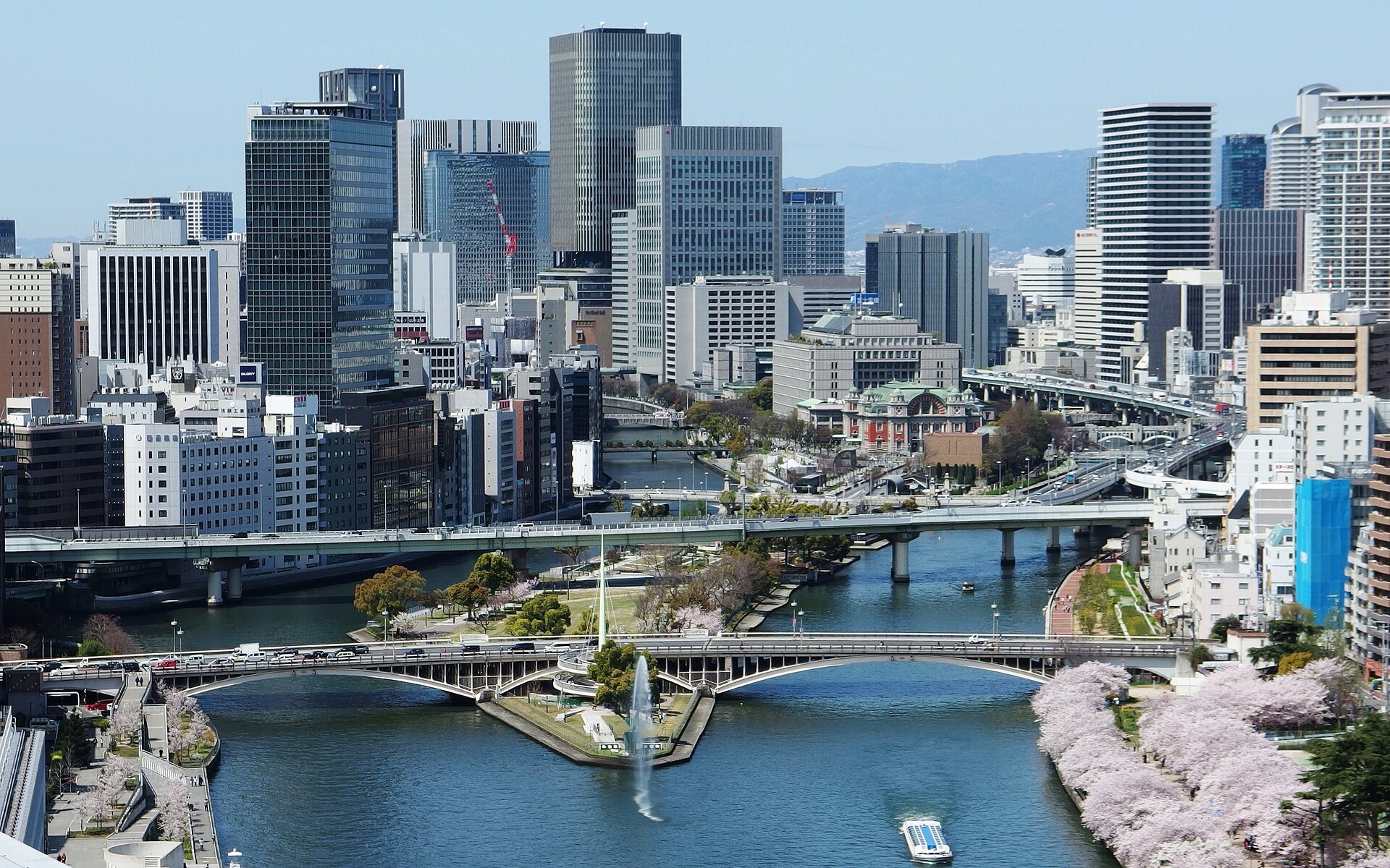 大阪中之島公園夜間燈光藝術，河畔倒映光影，無文字無標誌。