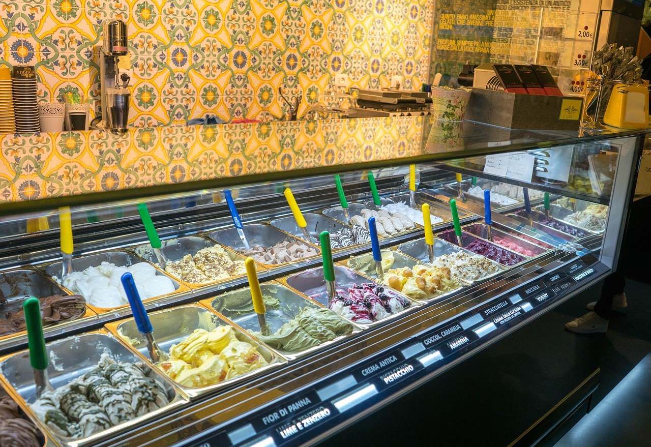 日本橋三越本店新館B2嘅快閃店貨台，玻璃櫃內陳列多款gelato同牛乳