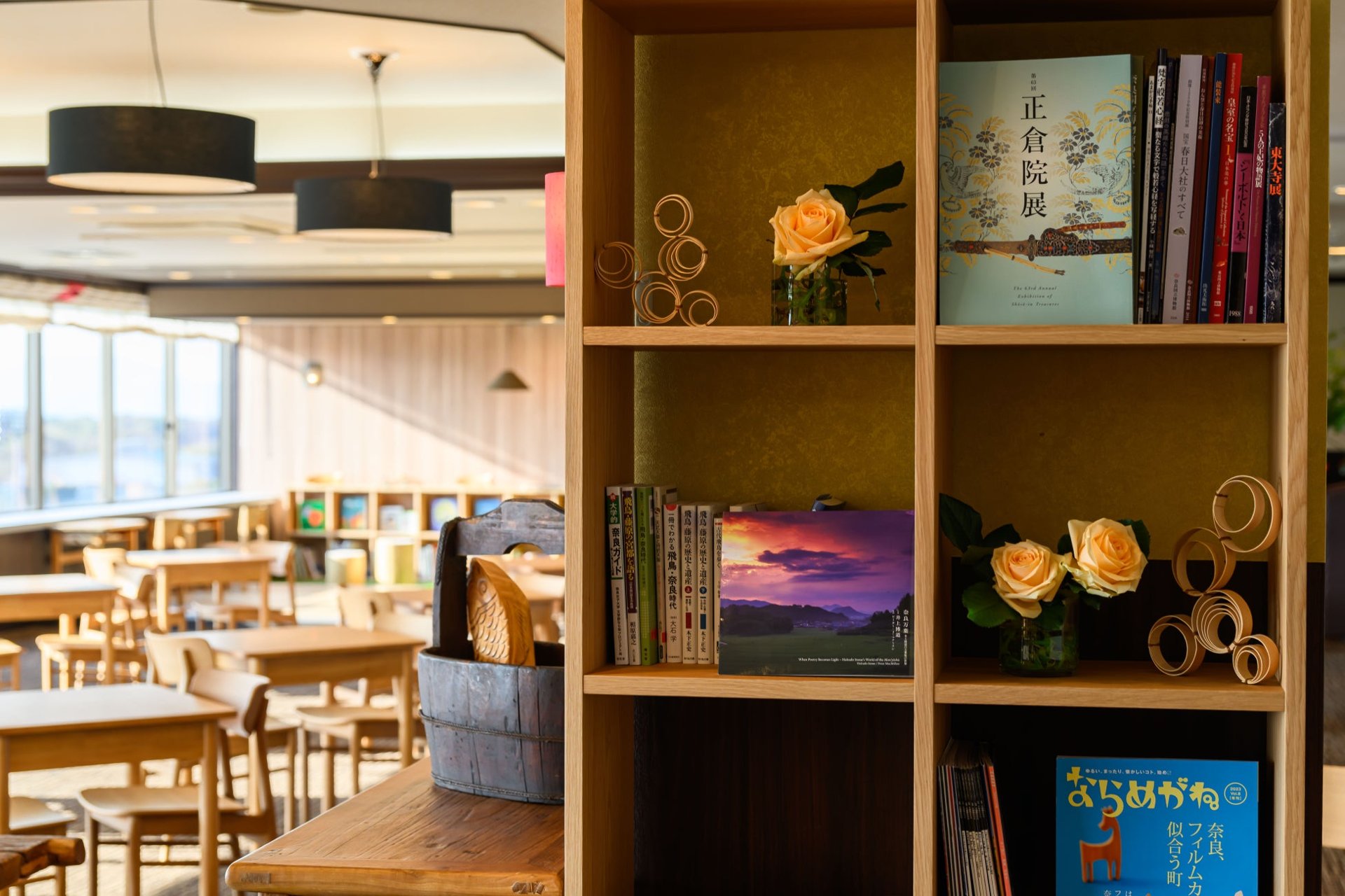 Grand Mercure 奈良橿原 8樓 Lounge LE CIEL 書架，擺住本地員工揀嘅奈良同橿原相關書籍