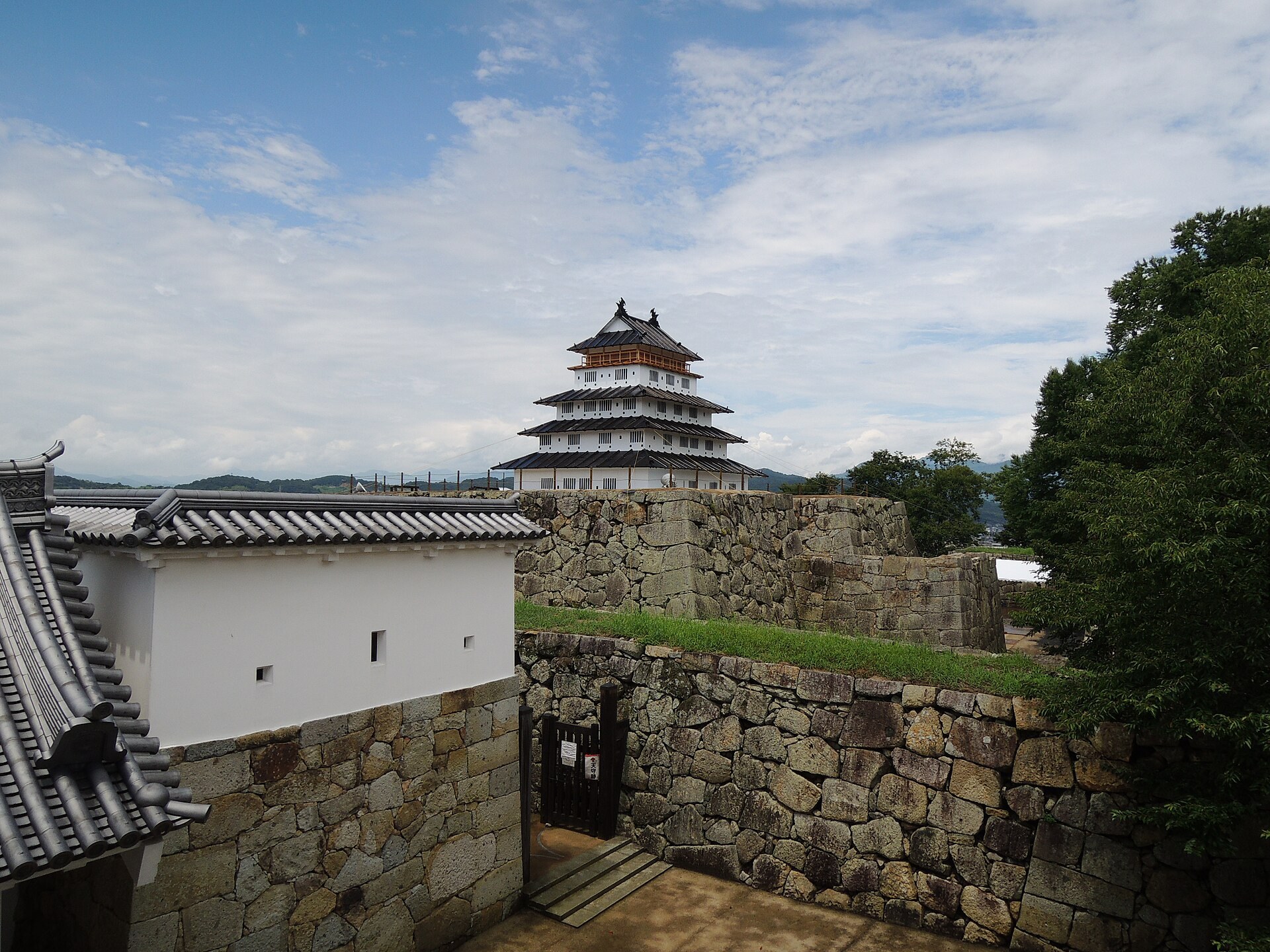岡山津山城東街景保存地區嘅街景，一棟低層建築設咖啡同酒店，背景係傳統街巷。